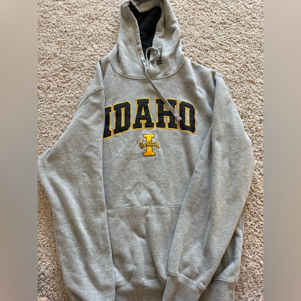 Colosseum Gray Idaho Vandal Hoodie with Yellow Accent